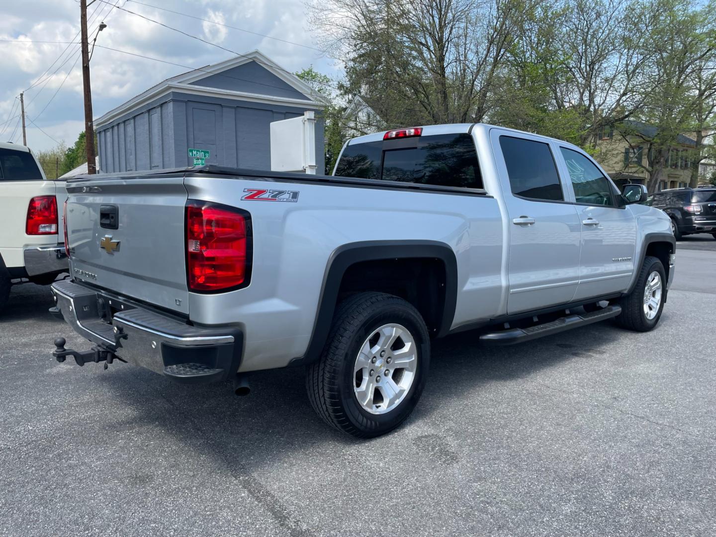2015 silver /black Chevrolet Silverado 1500 LT Crew Cab 4WD (3GCUKREC5FG) with an 5.3L V8 OHV 16V engine, 6-Speed Automatic transmission, located at 101 N. Main Street, Muncy, PA, 17756, (570) 546-5462, 41.207691, -76.785942 - Photo#3